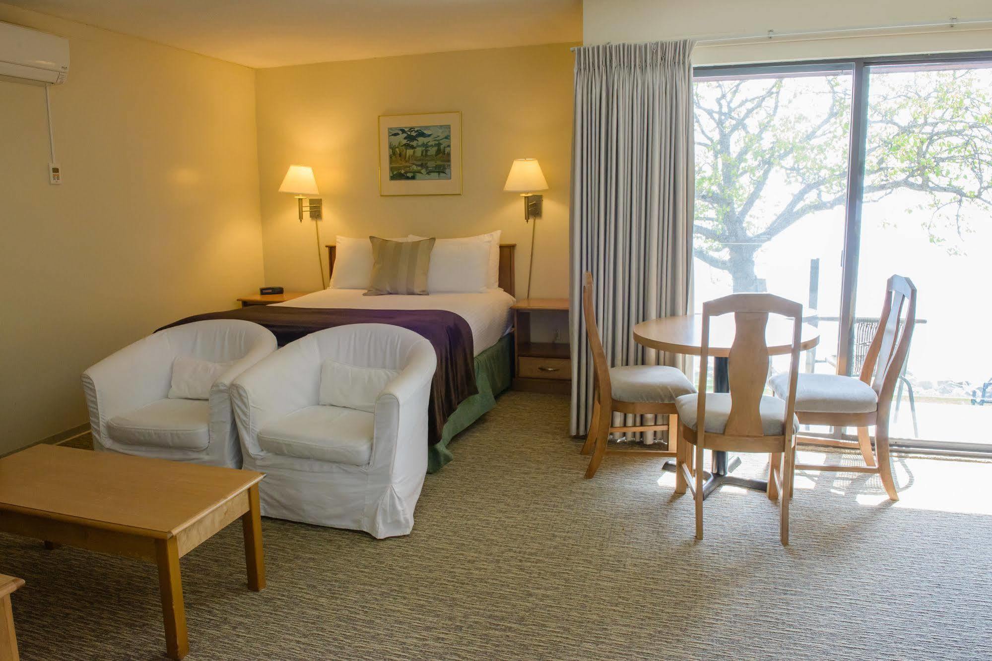 Driftwood Inn Sechelt Exterior photo